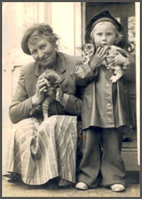 Svartvitt foto på Elin Nilsson tillsammans med ett okänt barn.
